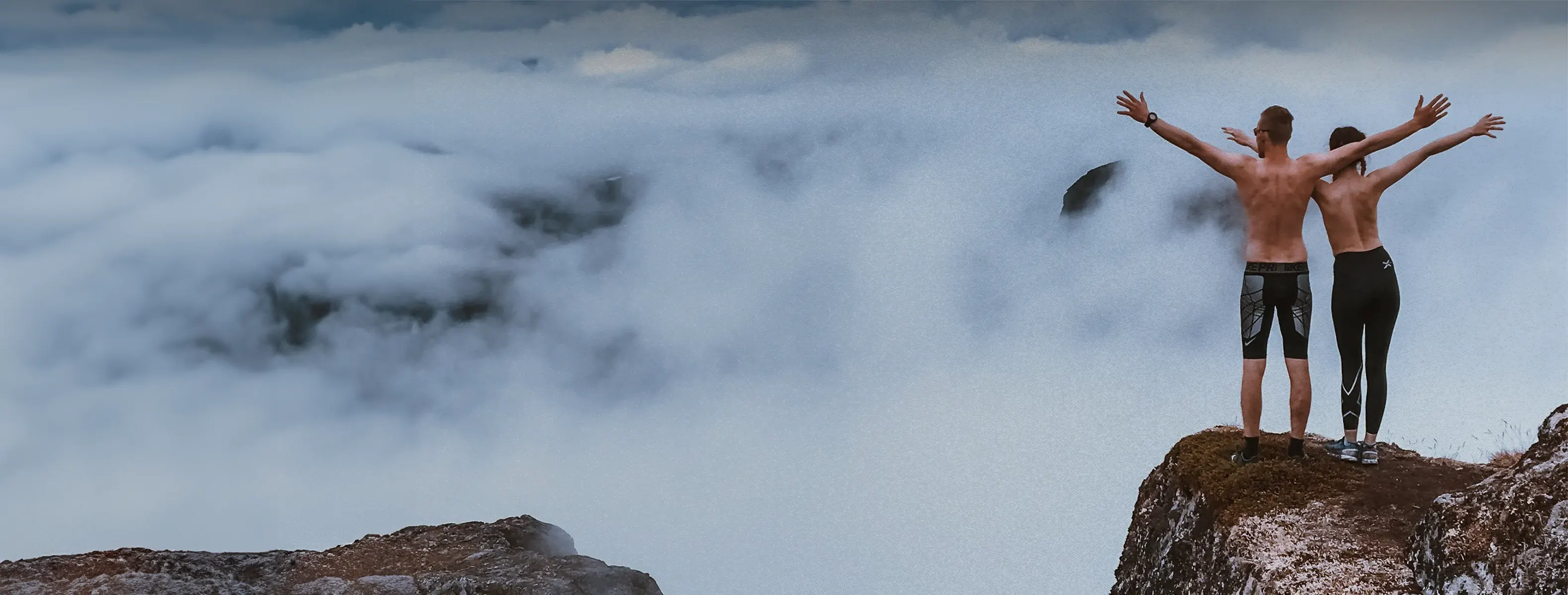 Couple au sommet d'une montagne